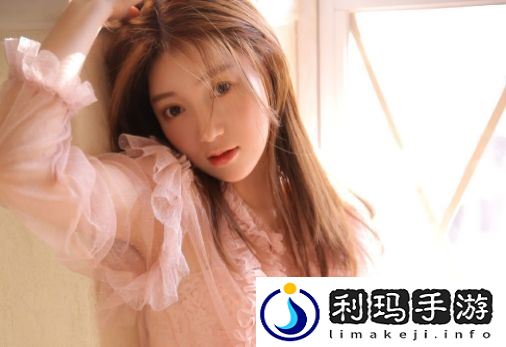 父亲有力挺送女儿的花园温馨传承感动心灵：父爱打造的幸福乐园！